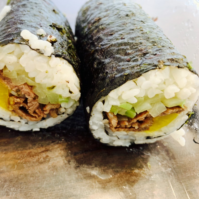 滴 打卡第五天 今天的减脂午餐是紫菜包饭 材料 一碗白饭 炒牛肉片 腌黄瓜 佛手瓜丝通通卷在一起 搞定 紫菜包饭好处 在于 不需要很多菜蔬和肉就可以完成一条包饭 还会给你一个 已经吃了一整条饭卷了 我应该饱了 的错觉