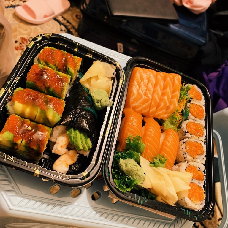 三食三餐#【三食三餐之外卖寿司篇】🍣纽约蹦迪之后太累了u2026就在家里点了 