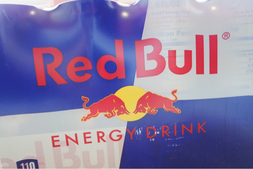 美食 給你一對翅膀 Red Bull 之前我老公受邀參加比賽 Red Bull給他贊助 送上了能量飲料 讓他玩遊戲的時候充滿了力量 將品牌注入電競 就好像融入了生活一般 真是佩服red Bull 非常瞭解電競業餘選手就是目標市場啊 燃烧卡路里大作战