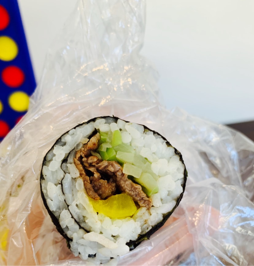 滴 打卡第五天 今天的减脂午餐是紫菜包饭 材料 一碗白饭 炒牛肉片 腌黄瓜 佛手瓜丝通通卷在一起 搞定 紫菜包饭好处 在于 不需要很多菜蔬和肉就可以完成一条包饭 还会给你一个 已经吃了一整条饭卷了 我应该饱了 的错觉