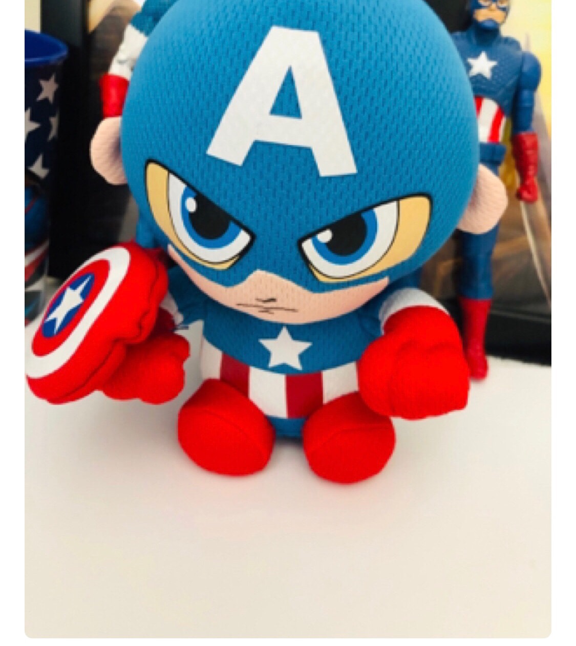 Marvel漫威漫画旗下的超级英雄 美国队长captain America 收藏 美国队长 Captain America 是漫威旗下最经典 最长寿的超级英雄漫画 漫画第一期于1941年3月出版 作者是编剧乔 西蒙和画家杰克 科比 美国队长的海报 玩偶公仔 杯子等 我们也是美国队长迷