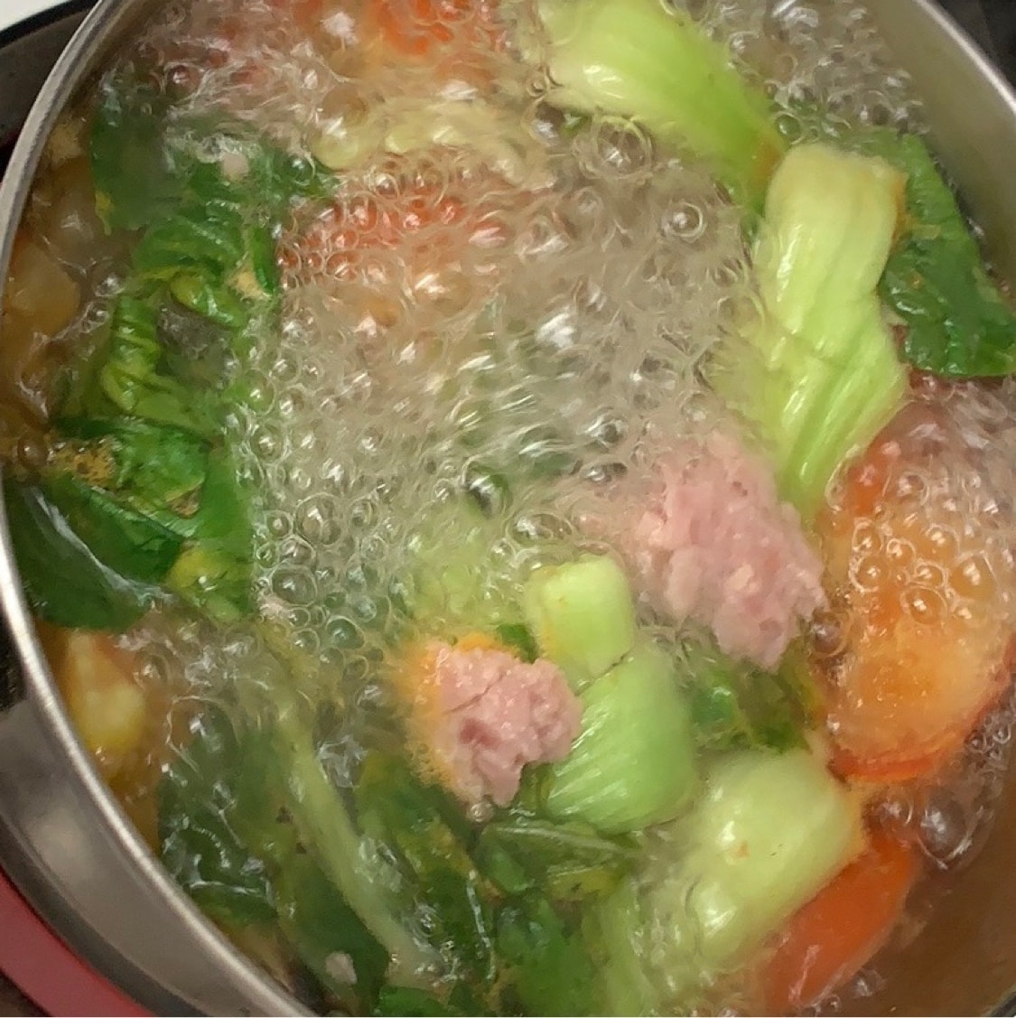 今麦郎香辣牛肉面泡面的神仙吃法番茄和青菜用水煮加入生抽醋老干妈和糖煮四分钟后加入泡面和菜包盐包酱包煮四分钟后加入午餐肉虾仁再煮三分钟即可 亚米食谱