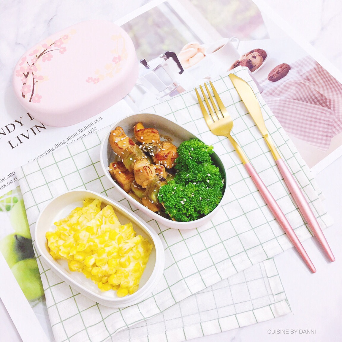 美食厨房 好好吃饭的 密是高颜值便当盒 自从入手了这个樱花便当盒 午餐都会自己带再也不偷懒啦哈哈 减肥是长久计划不可怠慢 今天的菜单是 香甜玉米 烙饼 照烧 鸡肉串 玉米常被作为减肥时的替代主食但一定要选水article