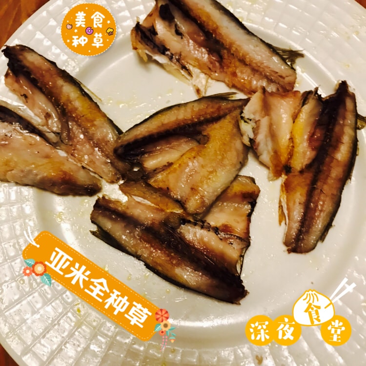 复刻妈妈的拿手菜 百万积分第六季 媽媽拿手菜 ㄧ夜干以前媽媽都會用新鮮的魚自制ㄧ夜干 鹹香味道非常下飯 現在來到美國要吃到新鮮的魚很不容易 剛好昨天有新鮮小魚 拿來試做ㄧ 下 味道也不錯喔 Article Article Titlefromuser