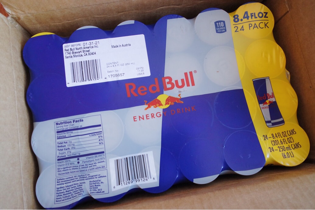 美食 給你一對翅膀 Red Bull 之前我老公受邀參加比賽 Red Bull給他贊助 送上了能量飲料 讓他玩遊戲的時候充滿了力量 將品牌注入電競 就好像融入了生活一般 真是佩服red Bull 非常瞭解電競業餘選手就是目標市場啊 燃烧卡路里大作战