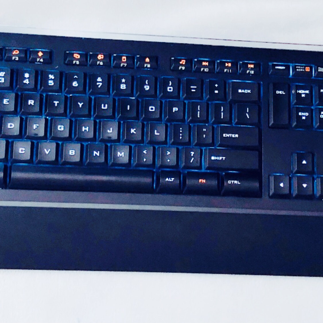 Logitech Logitech Illuminated keyboard K740 Slim keyboard with luminous light The K740 has thin, elegant design with thickness of only 9.3mm, all keys are equipped with LED backlight, and the
