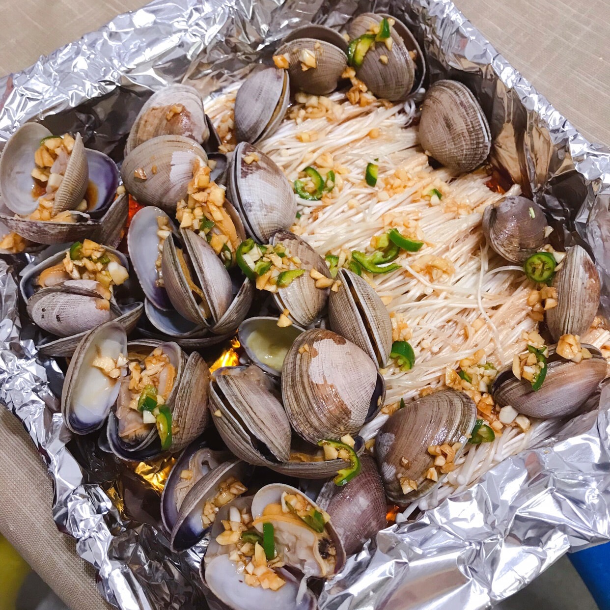金针菇烤蛤蜊 三食三餐 蛤蜊买回来后用盐水泡1到2小时 洗干净之后煮至开口 然后用冷水冲洗干净 与金针菇一起放入烤盘 淋上调味放入烤箱360华氏度 烤15分钟就可以了 调味 辣椒 蒜末 酱油 少许盐 少许姜article Article Titlefromuser