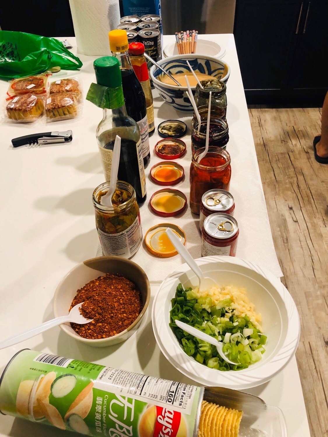 火锅永远吃不腻 吃火锅我们是专业的锅 前年双十一秒杀的好用飞起底料 六婆 海底捞番茄小料 芝麻酱海鲜酱沙茶酱韭菜花 豆腐乳六婆辣椒面火锅专用香油酱油醋蚝油葱蒜榨菜