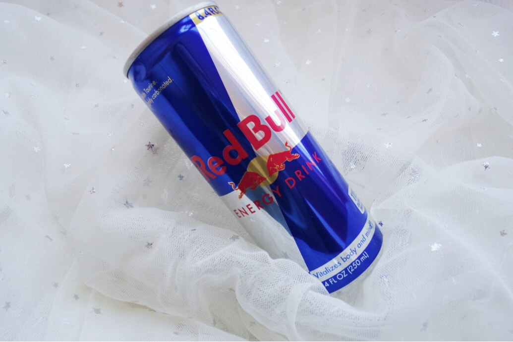 美食 給你一對翅膀 Red Bull 之前我老公受邀參加比賽 Red Bull給他贊助 送上了能量飲料 讓他玩遊戲的時候充滿了力量 將品牌注入電競 就好像融入了生活一般 真是佩服red Bull 非常瞭解電競業餘選手就是目標市場啊 燃烧卡路里大作战