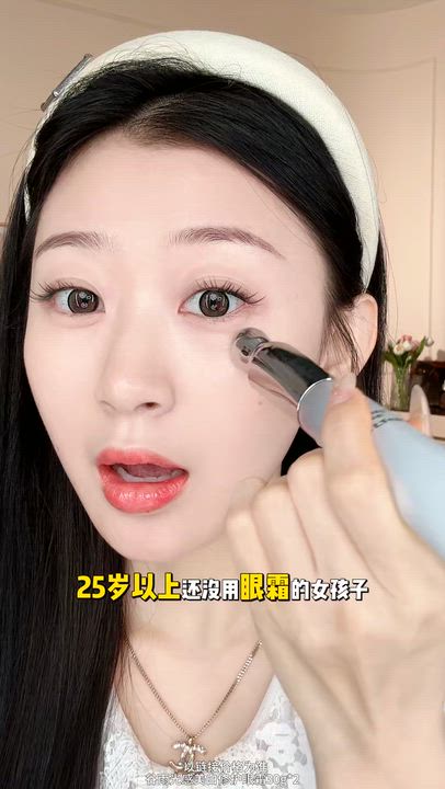 Goyu [Rapport qualité-prix explosif - Lot de 2 pour faire des réserves] Crème contour des yeux à fréquence lumineuse [Instrument de beauté optique pour les yeux] [Atténue les ridules en 3 minutes] [Éclaircit rapidement le contour des yeux en 1 nuit] [Atténue les cernes] Atténue les ridules et les cernes, blanchit et répare, raffermit, tête de massage, 30g/pièce (mélange d'or nouvelle version et d'argent ancienne version) 3