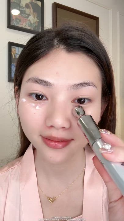 Goyu [Rapport qualité-prix explosif - Lot de 2 pour faire des réserves] Crème contour des yeux à fréquence lumineuse [Instrument de beauté optique pour les yeux] [Atténue les ridules en 3 minutes] [Éclaircit rapidement le contour des yeux en 1 nuit] [Atténue les cernes] Atténue les ridules et les cernes, blanchit et répare, raffermit, tête de massage, 30g/pièce (mélange d'or nouvelle version et d'argent ancienne version) 4